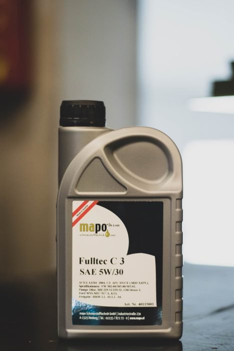 black and white plastic bottle of 5w30 motor oil